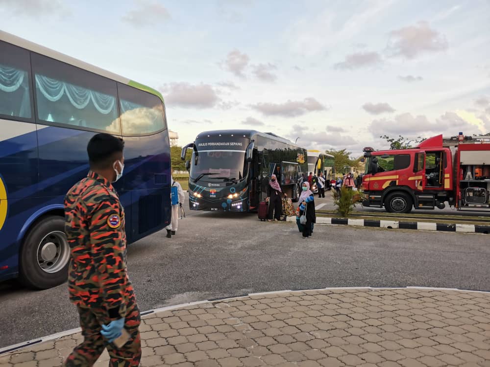 PROSES DISINFEKSI OLEH BOMBA BAGI SEPANJANG OPS HANTAR PULANG PELAJAR KE KAMPUNG HALAMAN SEMPENA CUTI PERAYAAN